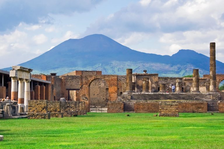 10 самых красивых мест в окрестностях Неаполя по мнению тревел-эксперта